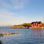 Modern Waterfront Rorbu With Terrace And Stunning Sea View - Free Parking