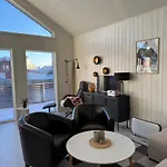 Modern Waterfront Rorbu With Terrace And Stunning Sea View - Free Parking