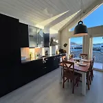 Modern Waterfront Rorbu With Terrace And Stunning Sea View - Free Parking