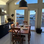 Ferienhaus Modern Waterfront Rorbu With Terrace And Stunning Sea View - Free Parking